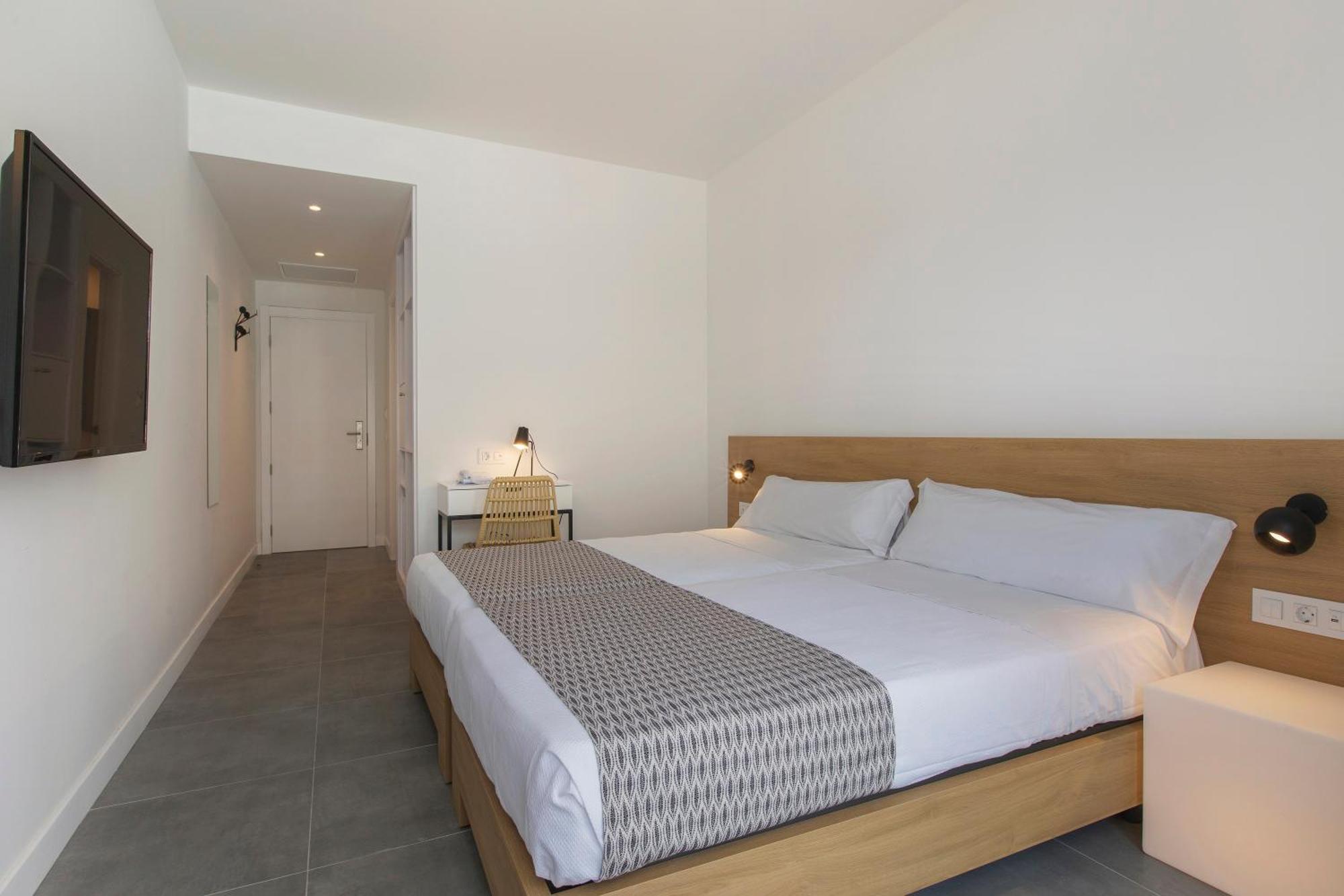 Double Room,1306772485:JPEG